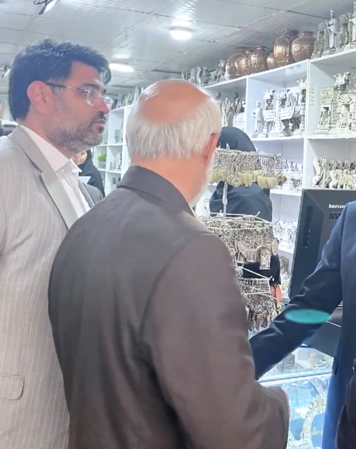 بازدید مدیرکل تعزیرات استان فارس از تخت جمشید